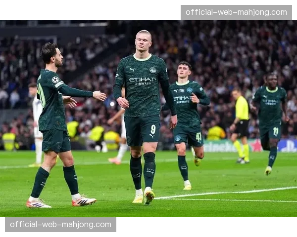 即时：国家德比，罗德里戈禁区倒地，主裁判经VAR回看后未判点球。