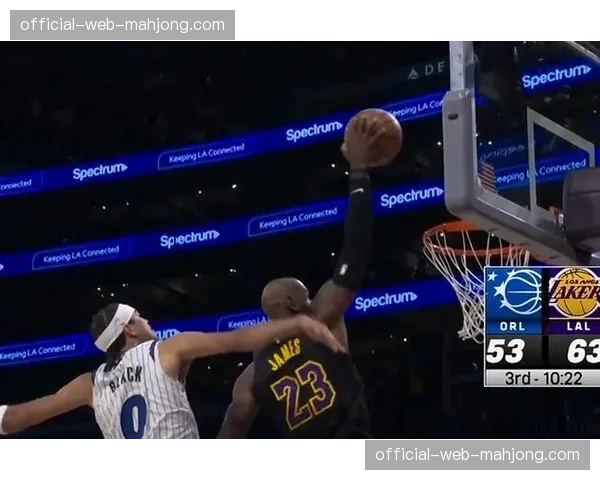 战术述评：分析湖人如何利用詹姆斯的指挥能力，实现防守模式的无缝切换